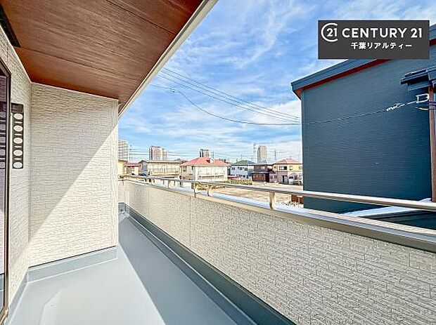 晴れた日には青い空を見渡せる開放的な時間を楽しめます。気持ちの良い風が通り抜ける街並みです!