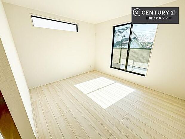 バルコニーに面している洋室です。明るく温もりがあり、換気もしっかりできます!朝起きて、外に出て背伸びをしつつ深呼吸をし良い朝を迎え入れることができます。