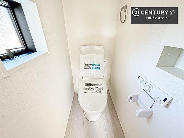 1・2階にトイレがございます！朝の忙しい時間帯も待たずにすみそうですね。白を基調とした清潔感のあるトイレでお手入れがしやすいです！