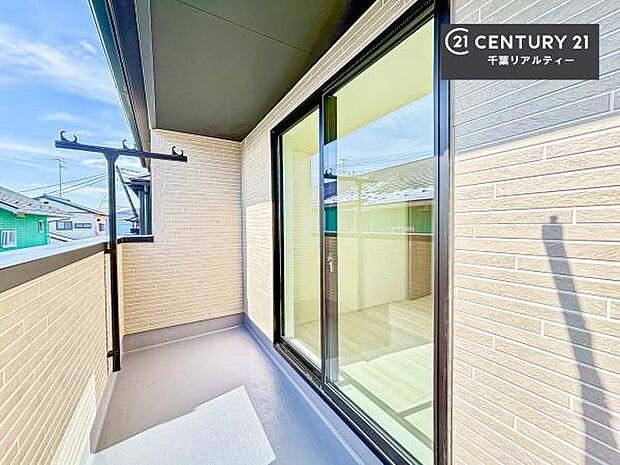 広々としているバルコニーです!お洗濯物を干すのはもちろん風に当たりながらくつろぎタイムが送れます!