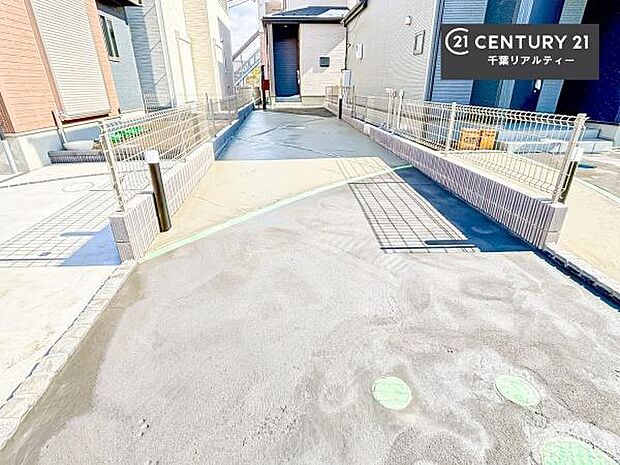 駐車スペースは2台分あります!セカンドカーはもちろん、バイクや自転車なども置き場所に困りません。