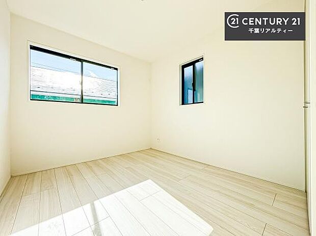 シンプルにデザインされているため、家具を選びません!お気に入りの家具を置いてくつろげる空間を作ることができます。