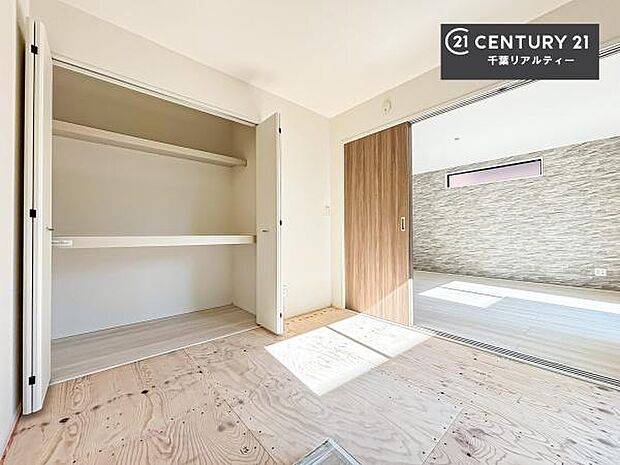 まだ畳は敷かれておりませんが、リビングと隣接している和室です!客間としてはもちろん、家事の休憩スペースとして使用するのもいいですね!