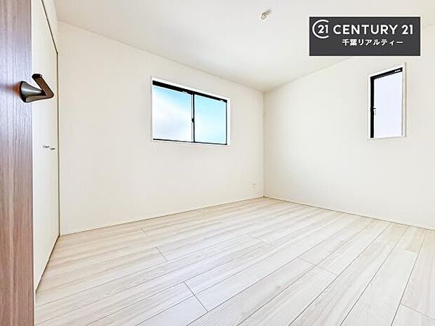 洋室は子供部屋や寝室、色々と用途多彩に利用できますね。収納力もたっぷりなので、広々気持ちよく過ごすことができます。