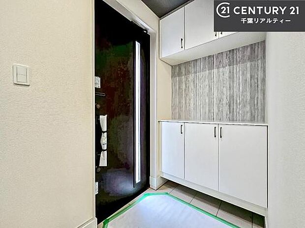 疲れて帰ってきても、ただいま!を言いたくなる、優しく迎え入れてくれる空間になっています。明るく温もり溢れる玄関です!