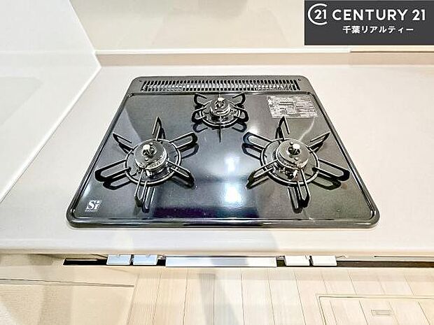 コンロは三口あるのでお料理の同時進行ができます。もちろんグリル付きです。調理スペースも広々している為作業がしやすい!使い勝手が良いシステムキッチンです!