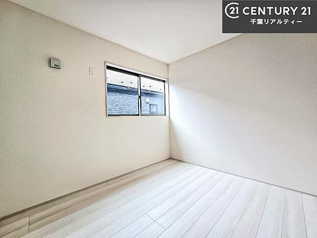 掃き出し窓がないお部屋は、お子様のお部屋としても安心です!収納スペースも充実しているので散らかったお部屋をサッと片付けられます!