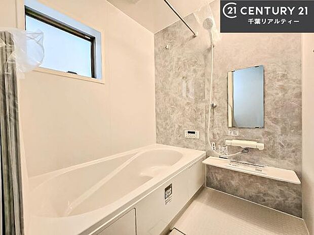 落ち着きある大人の雰囲気のバスルームは、味が出ていてバスタイムが充実!お仕事頑張っているご褒美にお好みの匂いの入浴剤を入れて、楽しんでみてはいかがでしょうか?