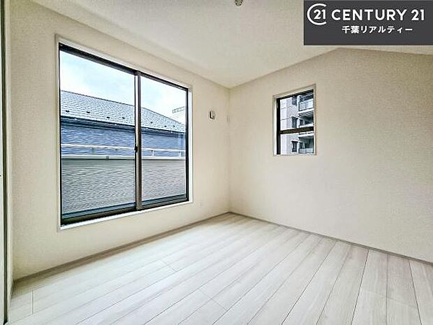 バルコニーに面している洋室です。明るく温もりがあり、換気もしっかりできます!朝起きて、外に出て背伸びをしつつ深呼吸をし良い朝を迎え入れることが出来そうですね!