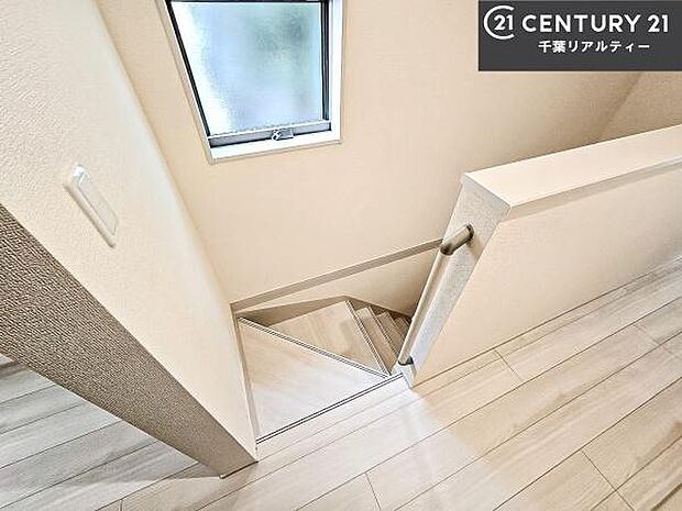 階段は明るく手摺りもついています。お子様やご年配の方も安心してご利用頂けますね。