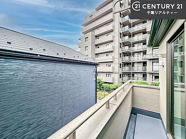 落ち着きある住宅街、周囲には高い建物がなく、緑が多く空が広く開放感があり、陽当りを大きく遮られることもありません。気持ちの良い風が通り抜ける街並みです。