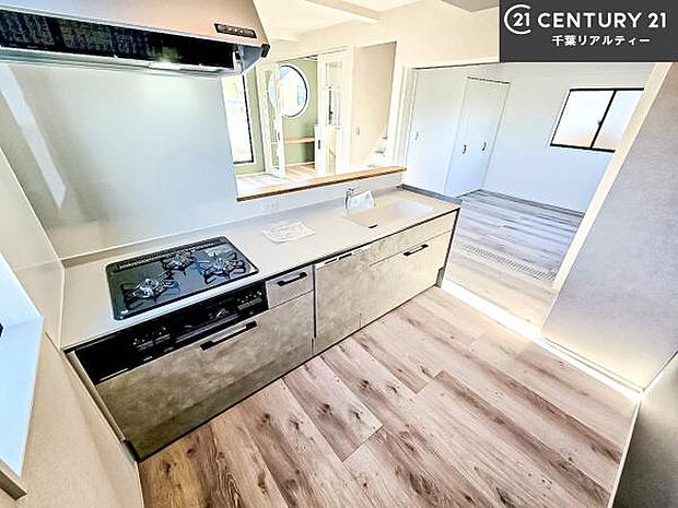 大人気の対面式システムキッチンを採用しています!ご家族のコミュニケーションが自然と増える設計です。お子様にも目が届くので嬉しいですね。広々使えて快適に作業が進みます。