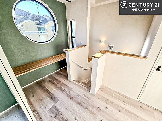 階段は、明るく足元がしっかりと見えるので上り下りが安心できますね!