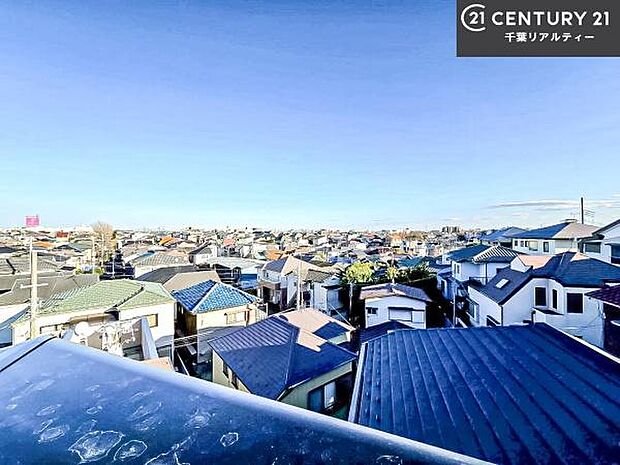 落ち着きある住宅街です!周囲には高い建物がなく、空が広く開放感があり、陽当たりを大きく遮られることもありません!気持ちの良い風が通り抜ける街並みです!