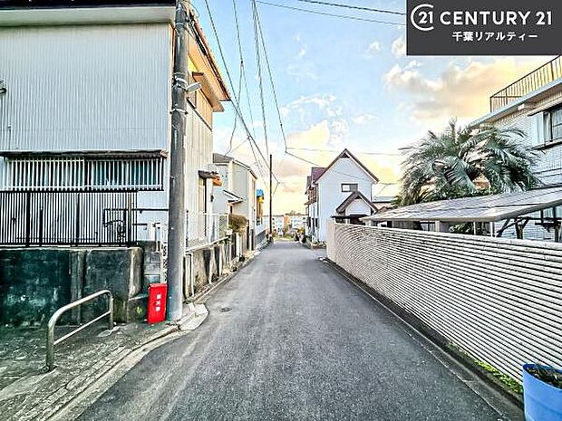 前面道路4m!陽当り良好な立地です。車庫入れが苦手な方も安心ですね。