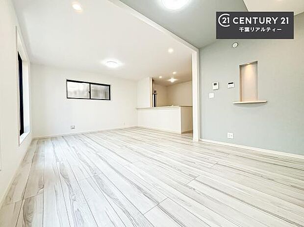 2階リビングにつき優れた採光と陽当たりと風通しのよさを兼ね備えた住み心地良い環境です。バルコニーと接しているので居室を通らず気にせず取り込みたいときにお洗濯物を取り込むことができる点が便利!