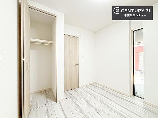 収納スペースがしっかり確保されているため、おもちゃや学用品もサッと片付き、いつでもスッキリ。綺麗な空間が保てます!