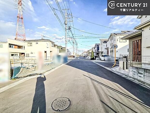 前面道路は6m!陽当り良好な立地です。車庫入れが苦手な方も安心ですね。