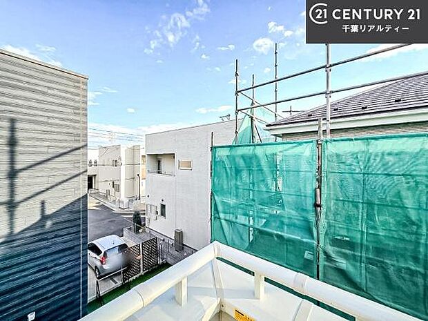 落ち着きある住宅街です!周囲には高い建物がなく、空が広く開放感があり、陽当たりを大きく遮られることもありません!気持ちの良い風が通り抜ける街並みです!
