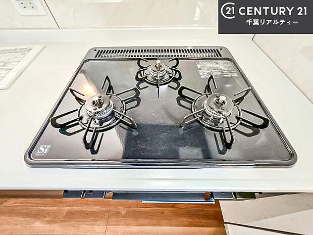 コンロは三口あるのでお料理の同時進行ができます。もちろんグリル付きです。調理スペースも広々している為作業がしやすい！使い勝手が良いシステムキッチンです！