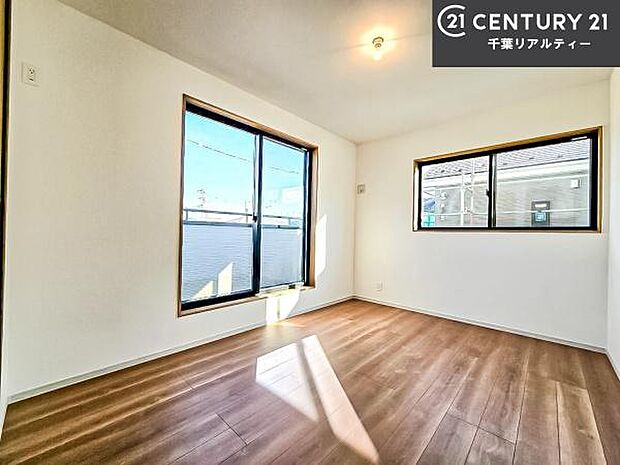 収納スペースがついています!居室をスッキリ整頓する事ができますね。家具を選ばないシンプルなデザインの為、家具を選ばずお気に入りの空間作りができそうですね。