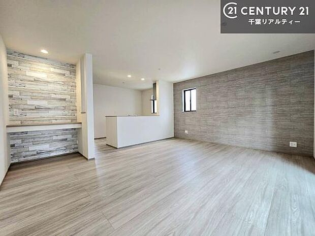 個性的でスタイリッシュな空間を演出。キッチンからの視線も通りやすく、家族や来客時もコミュニケーションがとりやすい特別なリビングダイニングスペース!