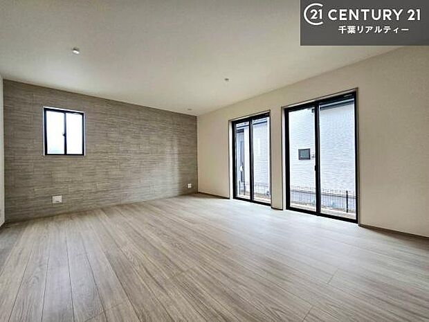 開放感のある広々LDK!ソファーやダイニングテーブルを置いても窮屈にならないので快適に過ごせます!コミュニケーションが取りやすいリビングです!