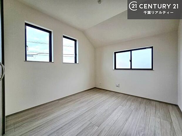 掃き出し窓がないお部屋は、お子様のお部屋としても安心です!収納スペースも充実しているので散らかったお部屋をサッと片付けられます!