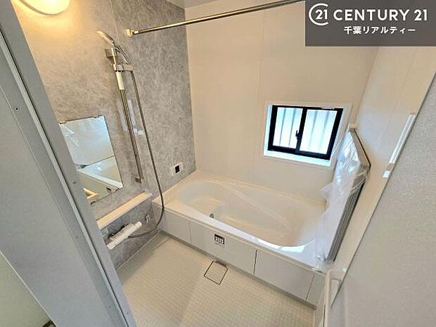 広々バスで一日の疲れをリフレッシュ。足が伸ばせるので、浴槽にもゆったりと浸かれますね!毎日のバスタイムが楽しみになります。