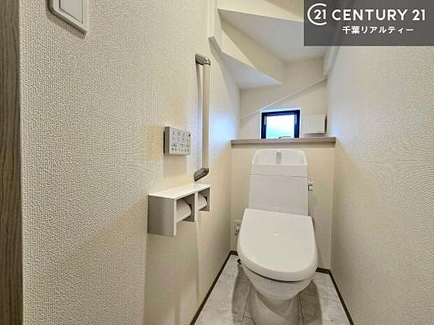 1・2階にトイレがございます!朝の忙しい時間帯も待たずにすみそうですね。白を基調とした清潔感のあるトイレでお手入れがしやすいです!