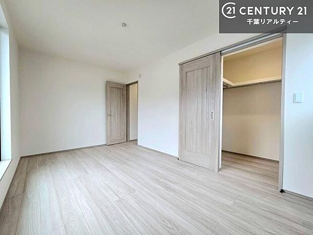 シンプルにデザインされているため、家具を選びません!お気に入りの家具を置いてくつろげる空間を作ることができます。