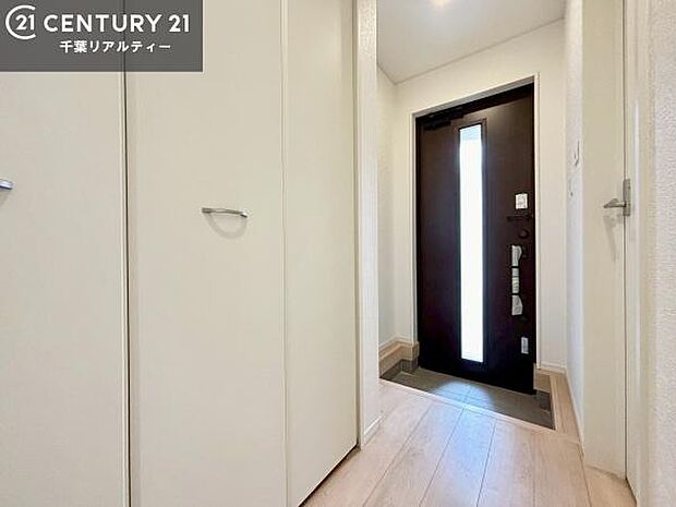 疲れて帰ってきても、ただいま!を言いたくなる、優しく迎え入れてくれる空間になっています。明るく温もり溢れる玄関です!