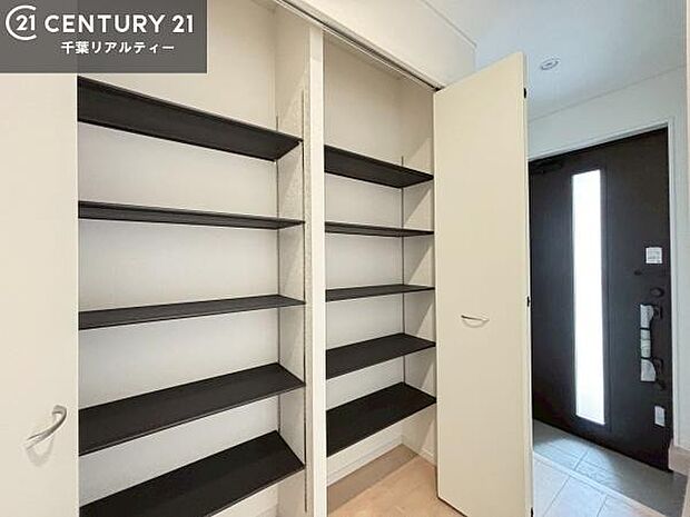 シューズボックス付きなので、玄関が片付きお掃除がしやすいです!スッキリした玄関で戸を開けた瞬間、清潔感のある心地いい空間が出迎えてくれます。