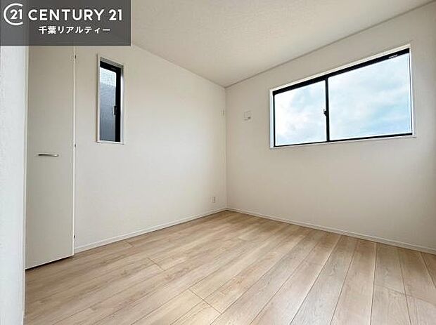 掃き出し窓がないお部屋は、お子様のお部屋としても安心です!収納スペースも充実しているので散らかったお部屋をサッと片付けられます!