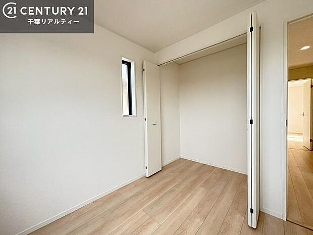 収納力に優れているからこそ、余計なモノを表に出さず、インテリアを美しくキープできます。シンプルで洗練された空間をお楽しみください。