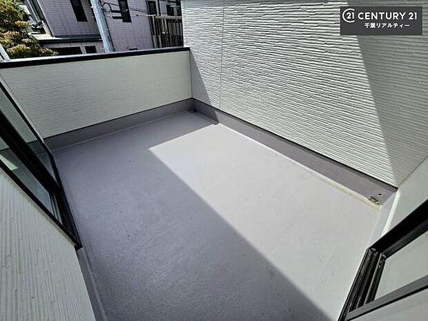 広々としているバルコニーです！お洗濯物を干すのはもちろん風に当たりながらくつろぎタイムが送れます！