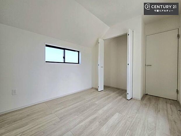 収納スペースがついています!居室をスッキリ整頓する事ができますね。家具を選ばないシンプルなデザインの為、家具を選ばずお気に入りの空間作りができそうですね。