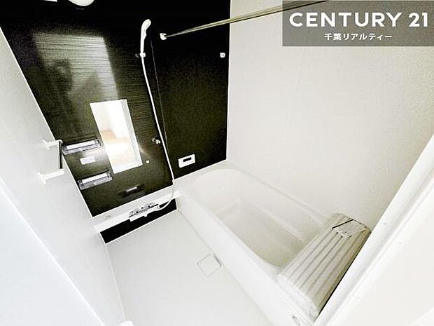 落ち着きある大人の雰囲気のバスルームは、味が出ていてバスタイムが充実!お仕事頑張っているご褒美にお好みの匂いの入浴剤を入れて、楽しんでみてはいかがでしょうか?