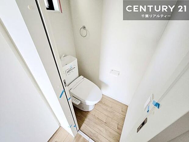 1・2階にトイレがございます！朝の忙しい時間帯も待たずにすみそうですね。白を基調とした清潔感のあるトイレでお手入れがしやすいです！