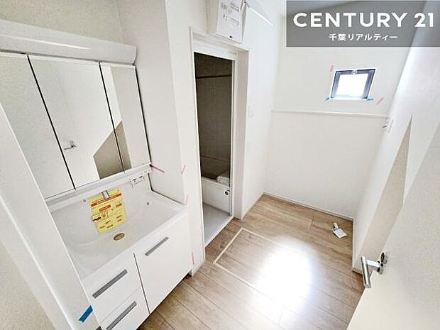 三面鏡仕様の洗面所は、身だしなみがしやすい造り!裏は収納になっています。ドライヤーやお化粧道具を片付けられるので洗面台周りをスッキリと見せることが出来ます!