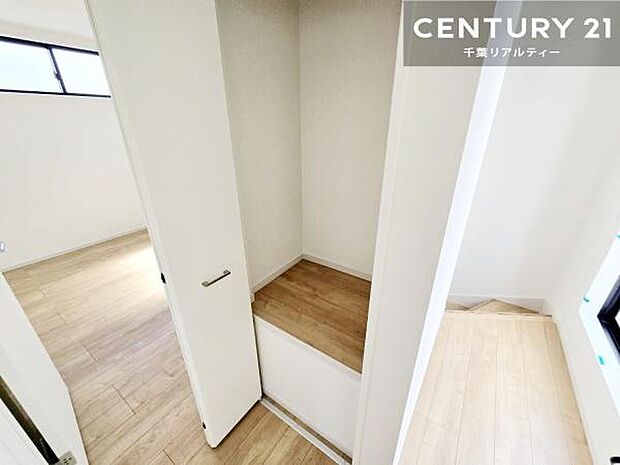 大きい収納から小さな収納まで幅広くあるから居住空間がスッキリ片付きます!