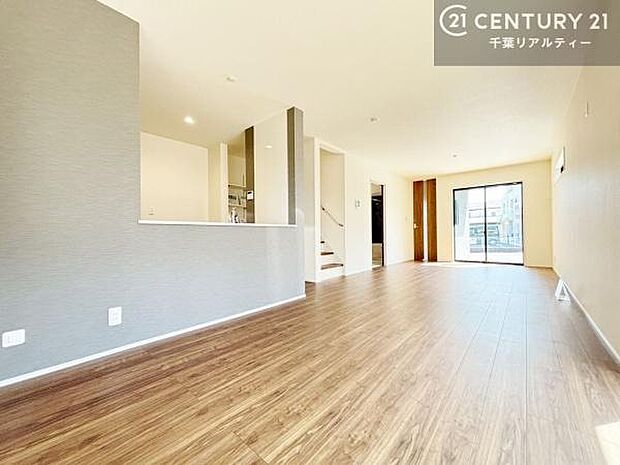 開放感のある広々LDK!ソファーやダイニングテーブルを置いても窮屈にならないので快適に過ごせます!コミュニケーションが取りやすいリビングです!