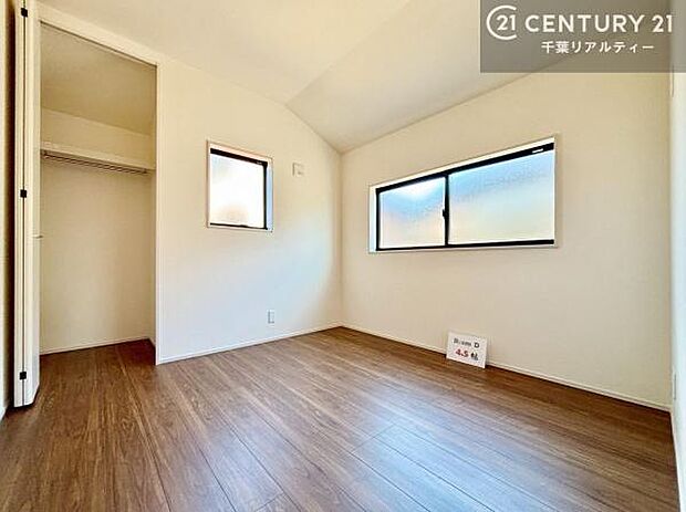 掃き出し窓がないお部屋は、お子様のお部屋としても安心です!収納スペースも充実しているので散らかったお部屋をサッと片付けられます!