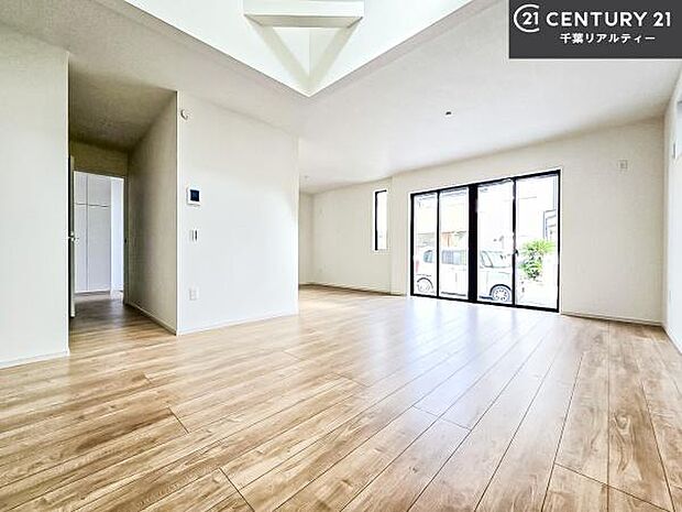 優しい陽だまりがリビングを包んでくれて居心地の良い空間を演出してくれます!自然と家族が集い会話が増える心地よい空間!