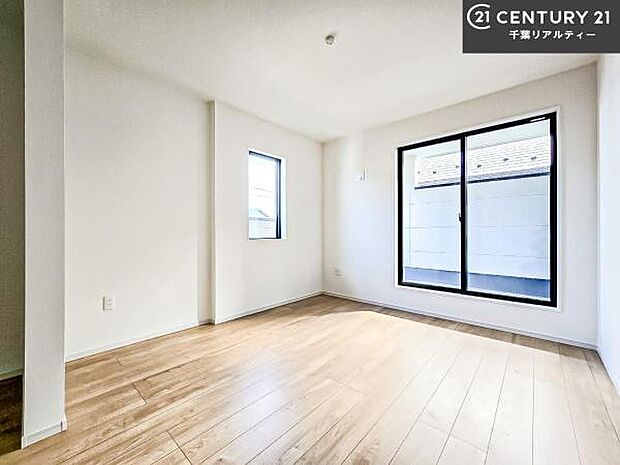 バルコニーに面している洋室です。明るく温もりがあり、換気もしっかりできます!朝起きて、外に出て背伸びをしつつ深呼吸をし良い朝を迎え入れることができます。