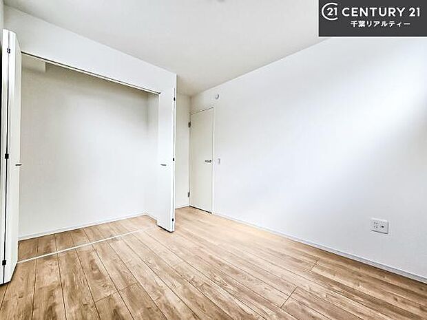 明るい室内は、風通しも良く、明るく大変居心地の良い空間となっております。リラックスして過ごせる心地の良いお部屋です!朝の目覚めがスッキリしますね!