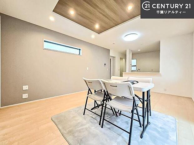 心地良いリビングは家族が自然と集まります。家族団欒の時間が増えそうです。ご家族と、より一層充実した時間を過ごせそうですね。明るく開放的な空間です。