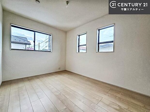 掃き出し窓がないお部屋は、お子様のお部屋としても安心です!収納スペースも充実しているので散らかったお部屋をサッと片付けられます!