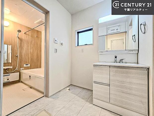 小窓付きの明るい洗面室です!湿気もすぐに入れ替えができて清潔に保つことができます!自然光が差し込むのでお化粧の仕上がりも良くなりますね!