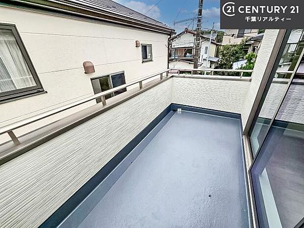 陽当たり良好なバルコニーです!晴れた日には青い空を見渡せる開放的な時間を楽しめます。